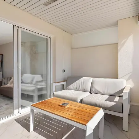 Sea View 2-bedroom With Pool Lägenhet